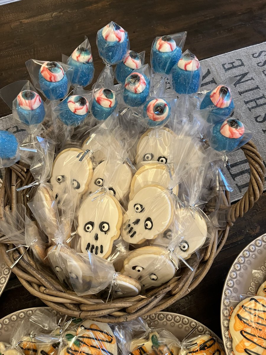 marinacohen's tweet photo. Made some Monster Mallows for the spooktacular book tour tomorrow! Instructions on my website! Hope to see you! #BookTour #haloweenfun #spookymg #mglit #mghorror https://t.co/XM0rwoxBYU