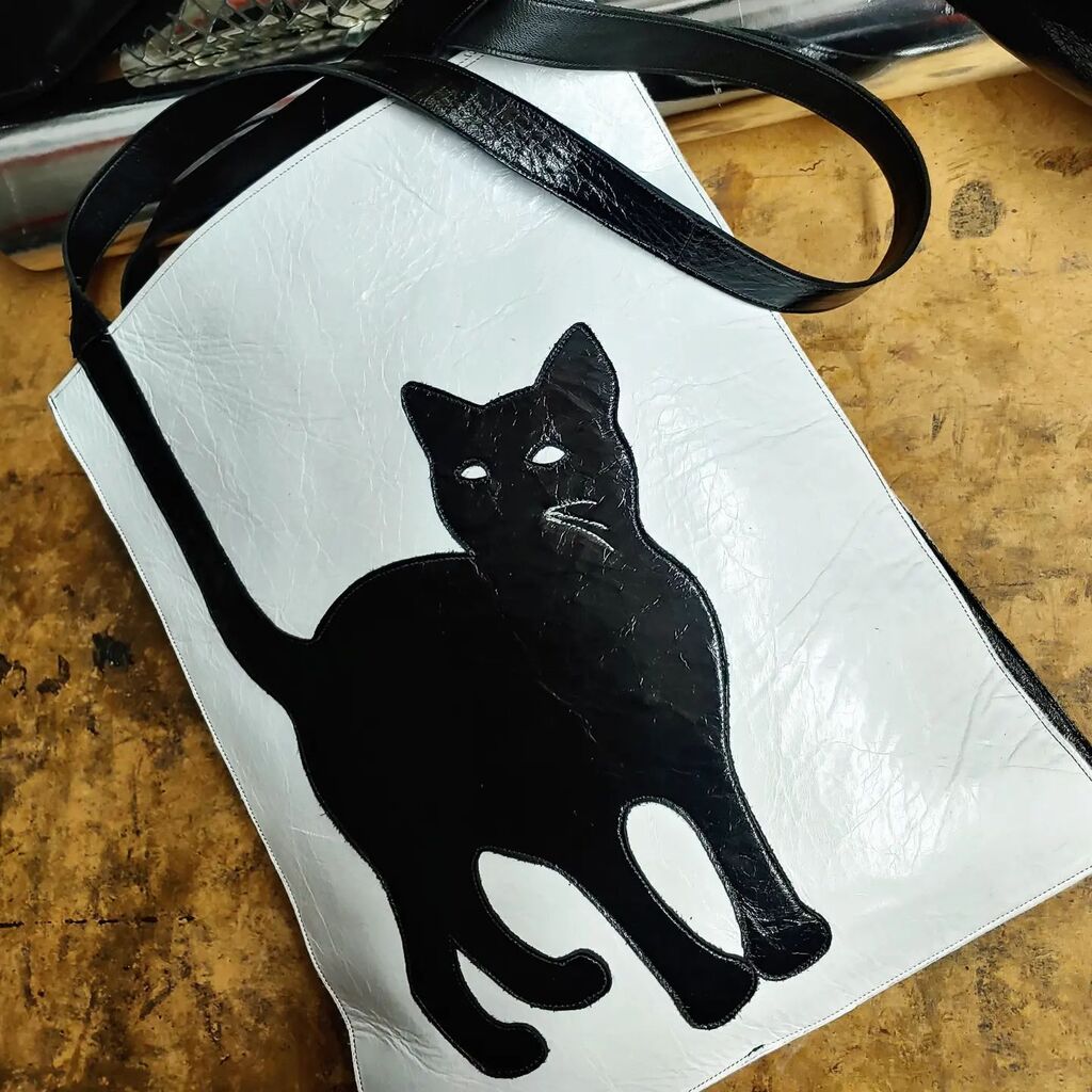 Isabella_Mars's tweet photo. Almost forgot the whiskers 😸
That's the new Kitty bag done ✔️
____
Swipe for a Shoe/Bag colour combo
🖤🤍🖤
_____ https://t.co/LrkfGMd6OQ https://t.co/7vntw1UCXA