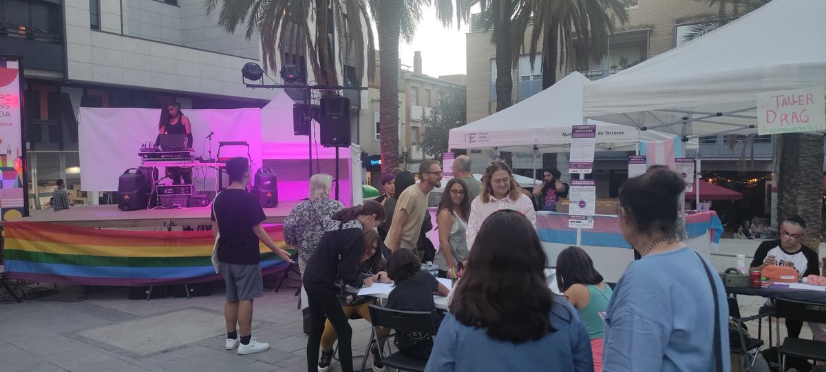 pepforn's tweet photo. Hi ha qui gosa dir que a #Terrassa mai hi passa res. 
Doncs no sé jo 🤔 però avui a la tarda:
🟥 12h #cinema Fantàstic 
🟨 Festa del pa
🟩 Oktubre Trans
🟪 Open del cub de Rubik https://t.co/qm0umlraiI