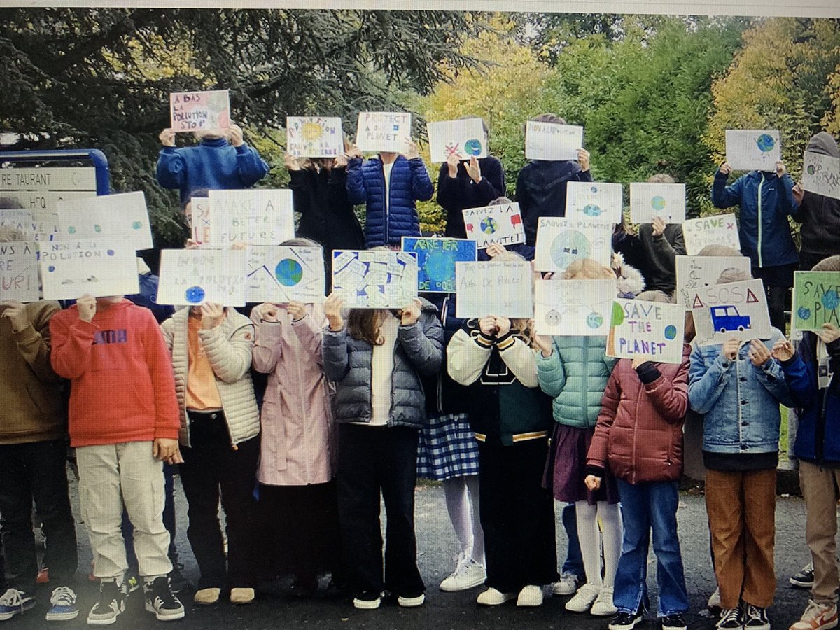 LfjmPrimaire's tweet photo. | #Journée #StandupForTheClimate | - les élèves des cycles 2 / 3 et 4 se sont réunis pour passer un message fort à nos instances et réclamer une #Planète plus respectueuse de notre #Environnement - #JeMengage - #CitoyenDeDemain -@aefeinfo - @BruxellesEnv - @GoodPlanet_ https://t.co/8Gzdwupedv