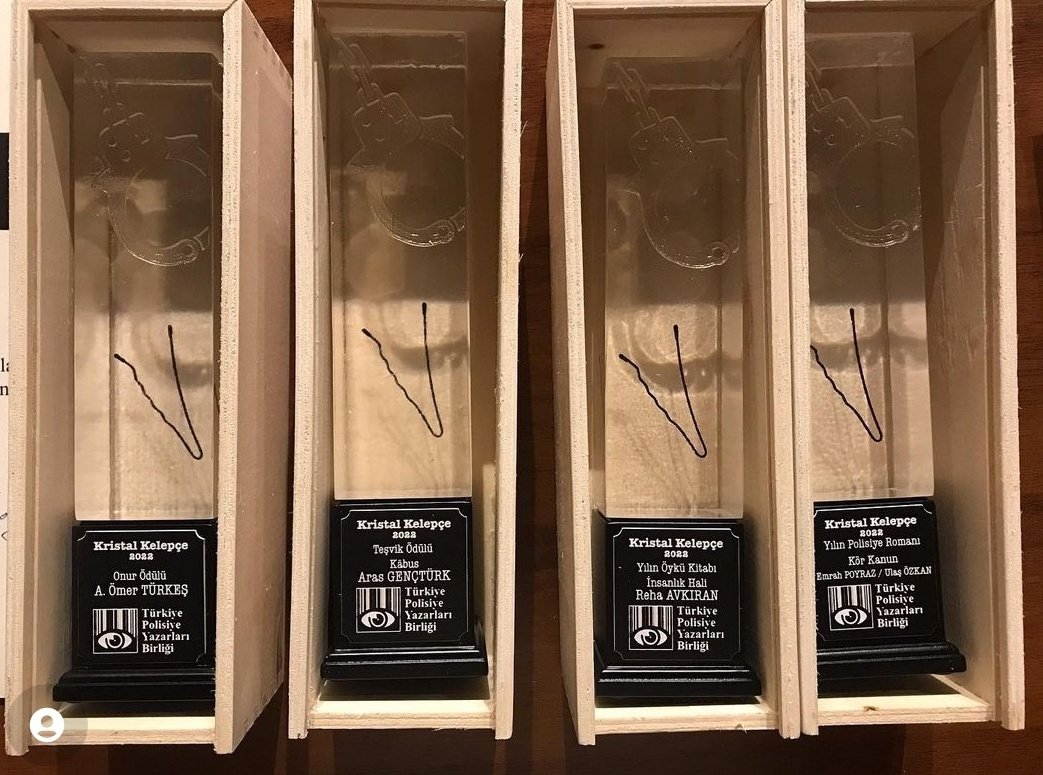 Bu yılki <a href="/poyabir/">Türkiye Polisiye Yazarları Birliği</a> Kristal Kelepçe ödülleri sahiplerini buldu. En iyi roman ödülü değerli dostlarım Ulaş Özkan ve Emrah Poyraz'ın. En iyi öykü kitabı sevgili Reha Avkıran'ın. Teşvik ödülünü ise sevgili Aras Gençtürk <a href="/arasgencturk1/">Aras Gençtürk</a> aldı. Gönülden tebrikler.
Yaşasın polisiye 👏