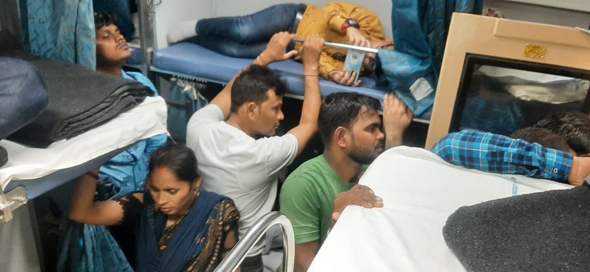 TaviJournalist's tweet image. I&apos;m travelling in Prayagraj Express ( 12418) from New Delhi to Allahabad. The condition of A2 coaches worst than general coach. People without tickets have captured the whole coach- (Shruti Srivastava)
@RailMinIndia
@AshwiniVaishnaw