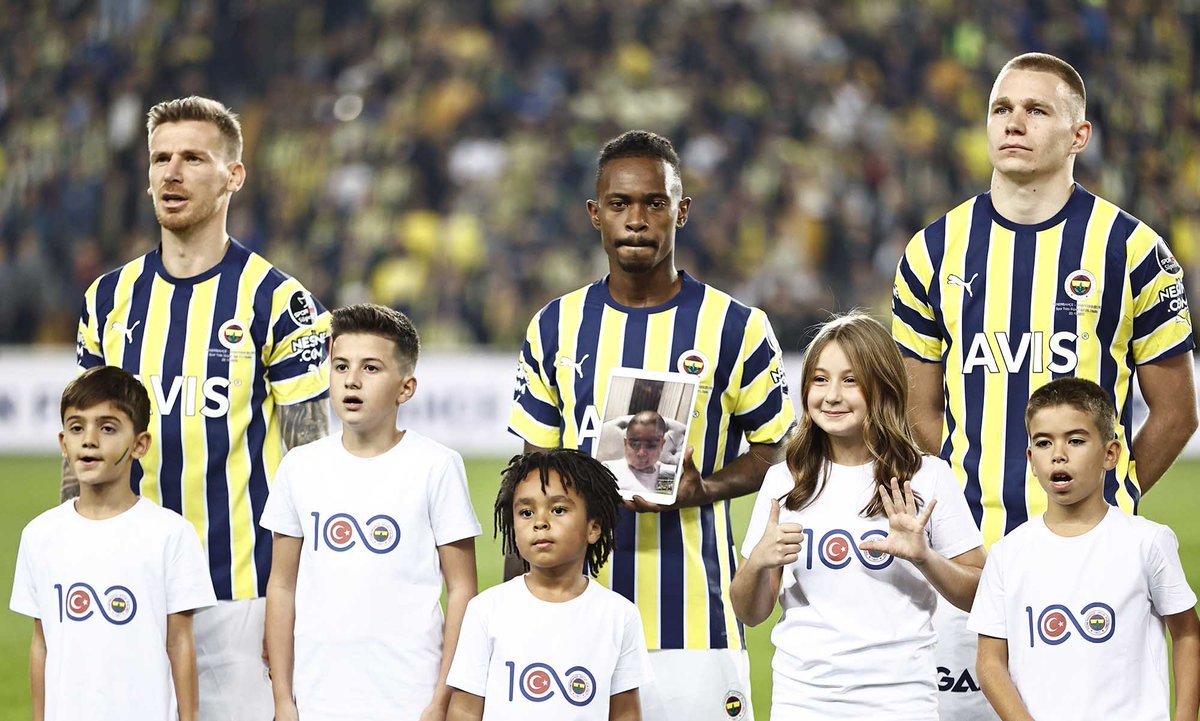 📸 Fenerbahçe'nin Süper Lig’in 11.haftasında Başakşehir’i konuk ettiği karşılaşmada tedavisi devam eden 7 yaşındaki Ekrem Deniz Özcan, tablet ile maç önü seremoni etkinliğindeki yerini aldı.