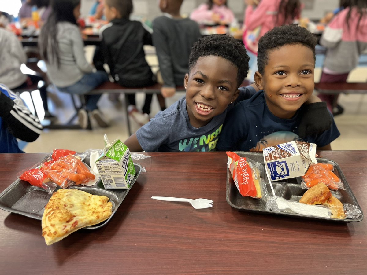 sierravistak6's tweet photo. Our Cubs are enjoying their Pizza lunch during Saturday STEAM today! Look at these happy faces!! Thank you to Jessie our Cafeteria Manager for feeding us so well! #FutureReadyCubs https://t.co/aCbX4UNGIF