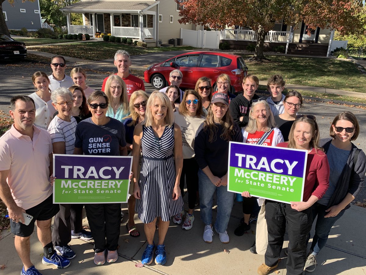 TracyMcCreery's tweet photo. Awesome crowd for our morning canvass! Thanks to @AccessMOtoday, @MomsDemand, @MissouriNEA, and ALL our volunteers for coming out today to knock doors on this BEAUTIFUL day! https://t.co/edC32I7d0I