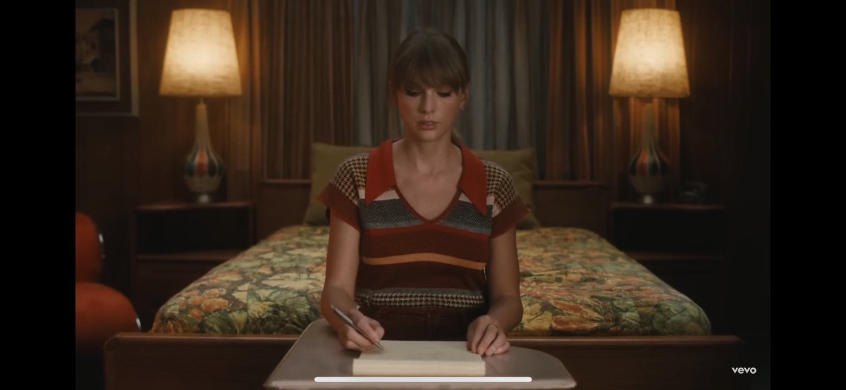 spiersays's tweet photo. The only thing I’m interested in discussing about the new album is how she holds her pen https://t.co/SqDZiitR2c