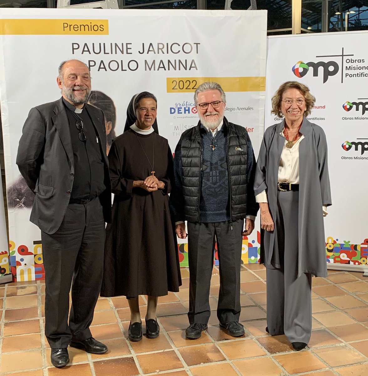 Ya han llegado los premiados -en las imágenes junto a P. Calderón, director nacional de OMP, y Mons. Francisco Pérez, presidente de la Comisión Episcopal de Misiones- y estamos a punto de comenzar los primeros #PremiosOMP ❗️