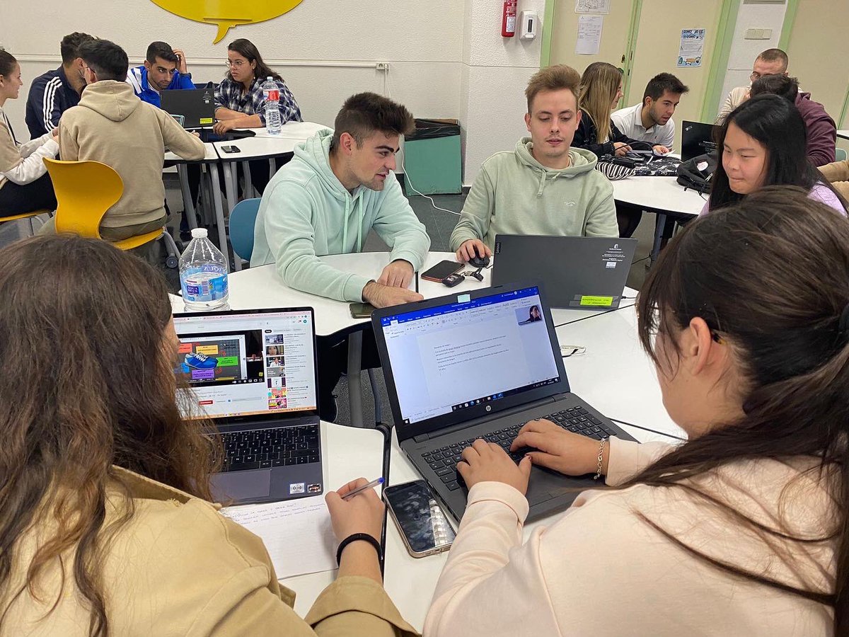 apesclm's tweet photo. #ape de #villarobledo viviendo el #hackathondigitalFP 😍😍😍 #apes_clm #fp @educajccm https://t.co/Rry1lWA16f