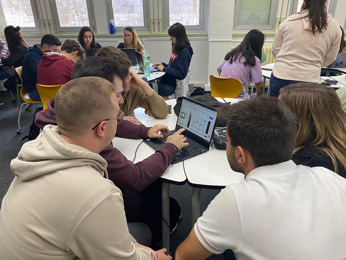 apesclm's tweet photo. #ape de #villarobledo viviendo el #hackathondigitalFP 😍😍😍 #apes_clm #fp @educajccm https://t.co/Rry1lWA16f