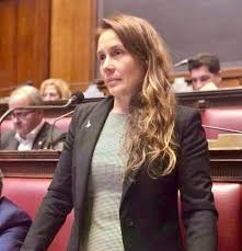 serebellardinel's tweet photo. Lei è Alessandra #Locatelli neo Ministro disabilità! Assessore a #Como,vietò fare elemosina ai poveri,multò un prete che portava colazione ai poveri, alle 5 di mattina mandò idropulitrici a sparare acqua sui senza tetto,e disse no a un dormitorio per ripararli dal freddo!😟😟😟 https://t.co/Z0NyPOBY5b