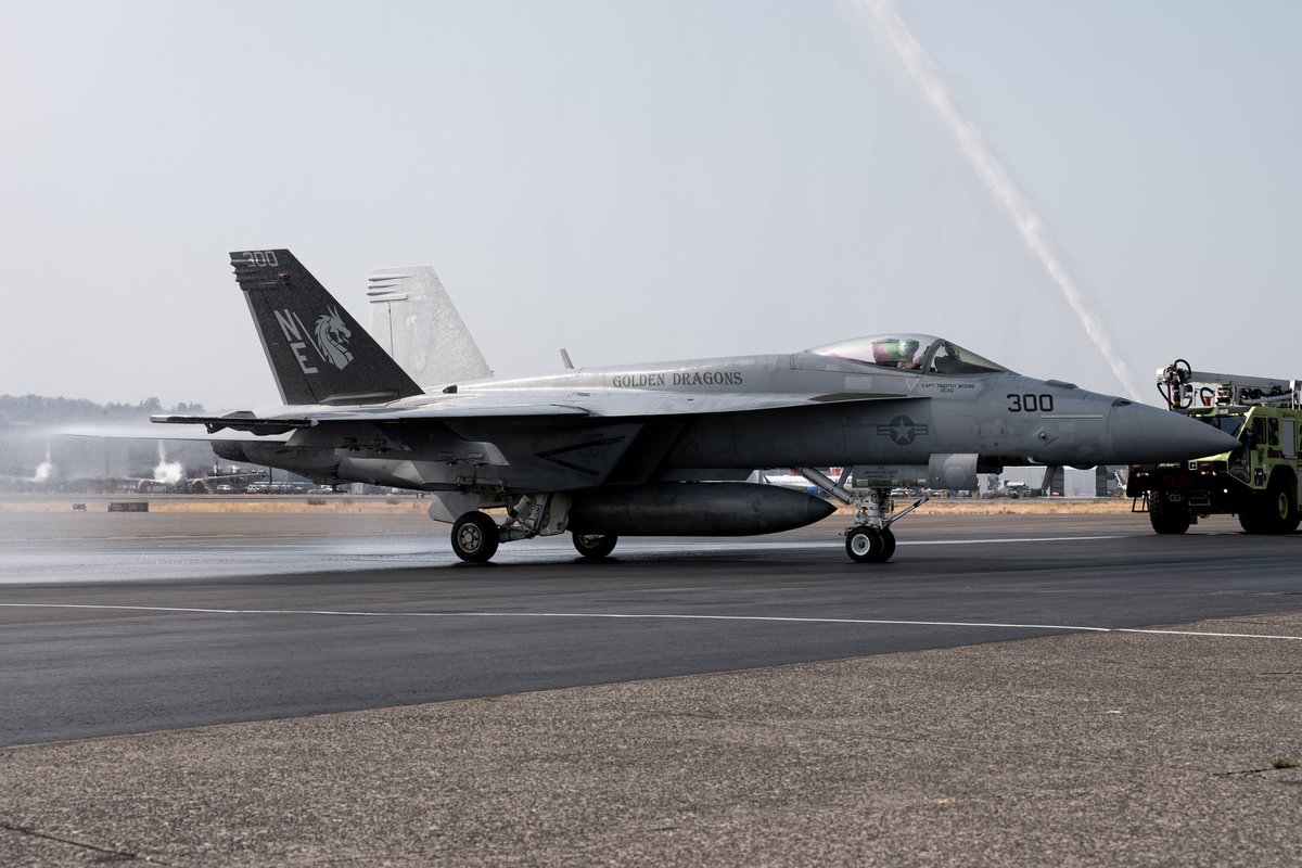 pugetspotting's tweet photo. One last ride. An F/A-18E Super Hornet attached to VFA-192, drops into Seattle last month for fuel after flying the VR-1350 low level route. The pilot, a Washington local, was greeted at KBFI by a water cannon salute and family members, including a very excited mom. https://t.co/mvwU4baUGJ