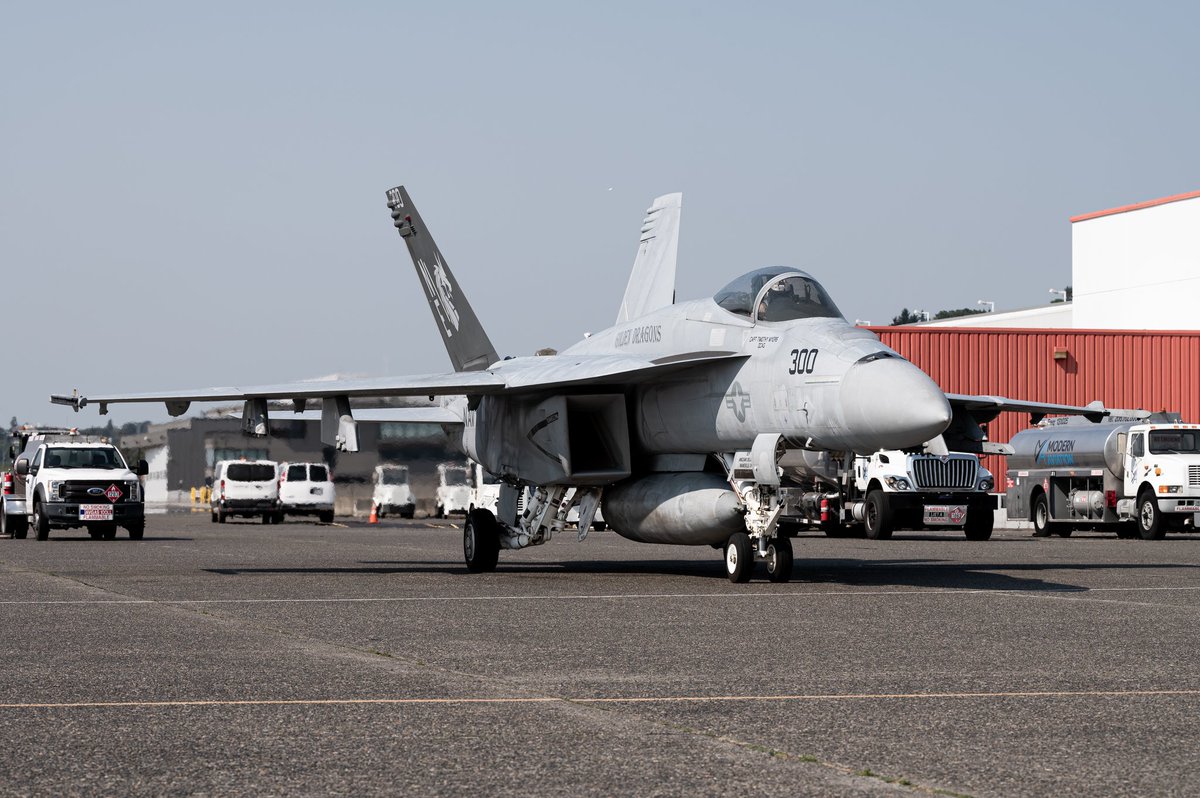 pugetspotting's tweet photo. One last ride. An F/A-18E Super Hornet attached to VFA-192, drops into Seattle last month for fuel after flying the VR-1350 low level route. The pilot, a Washington local, was greeted at KBFI by a water cannon salute and family members, including a very excited mom. https://t.co/mvwU4baUGJ