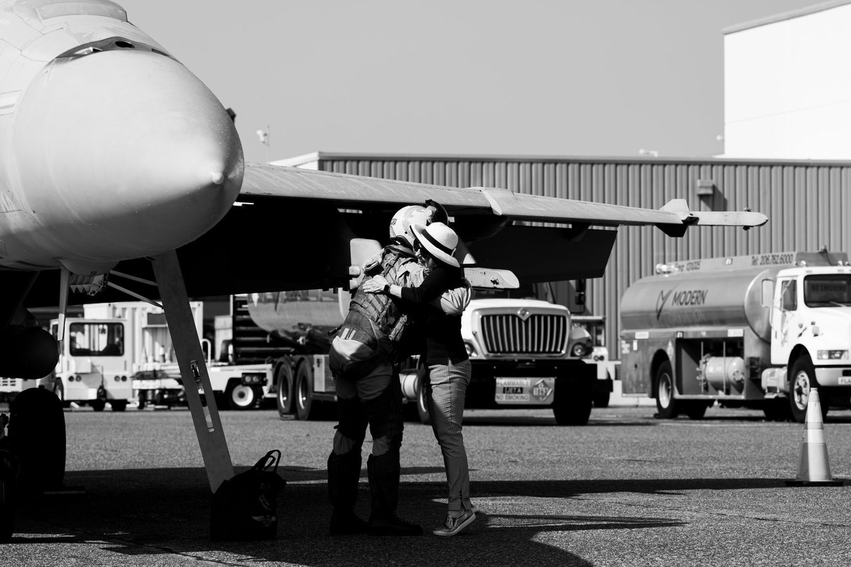 pugetspotting's tweet photo. One last ride. An F/A-18E Super Hornet attached to VFA-192, drops into Seattle last month for fuel after flying the VR-1350 low level route. The pilot, a Washington local, was greeted at KBFI by a water cannon salute and family members, including a very excited mom. https://t.co/mvwU4baUGJ