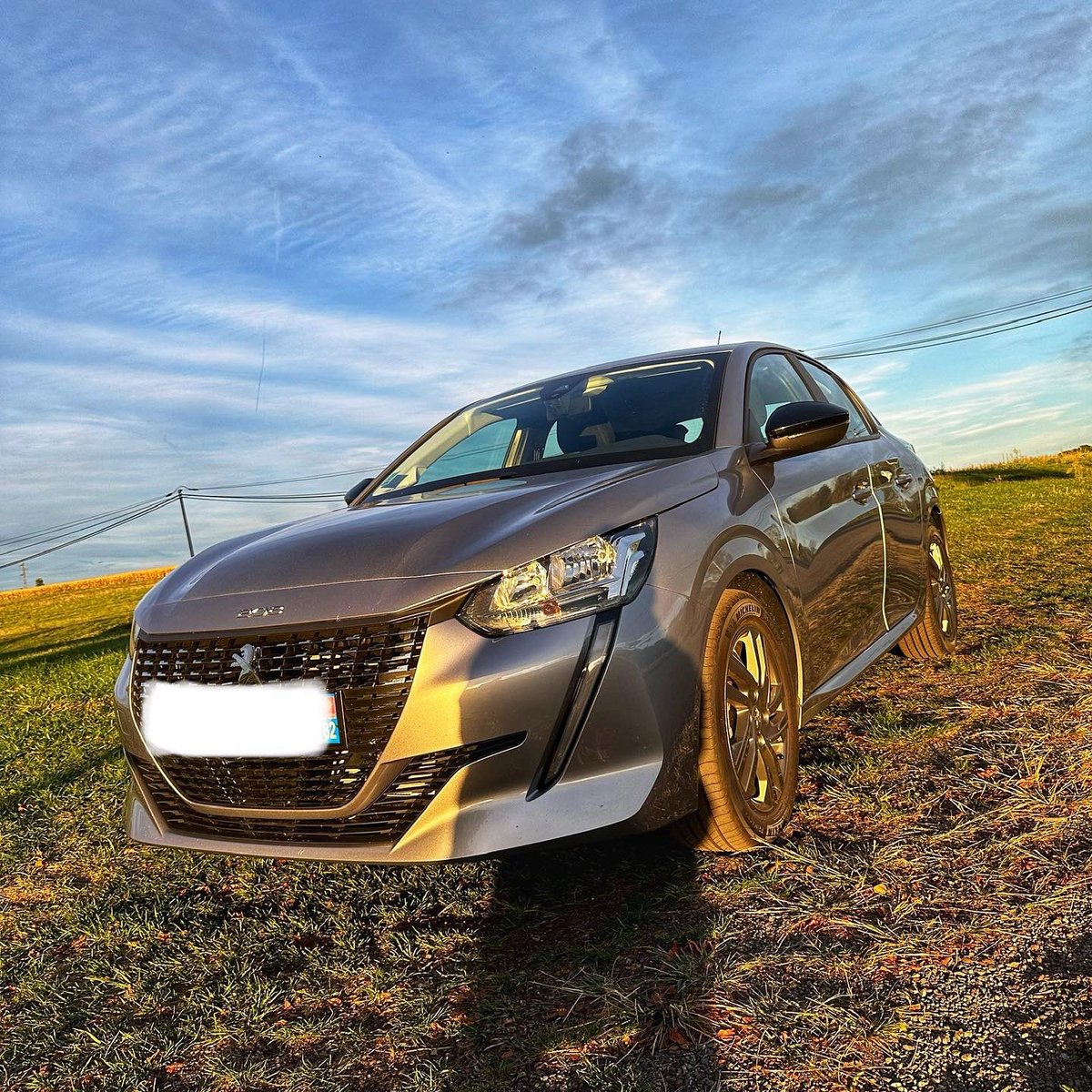 Jerem87twt's tweet photo. Elle ne remonte pas le temps, n’a pas de flingues sur le capot, ni de kit NOS mais elle envoie ! 
.
#208 #modzii #batmobile #delorean #cars #peugeot #peugeot208 #208gti #208fans #208gt https://t.co/Vm1xuGdCmn