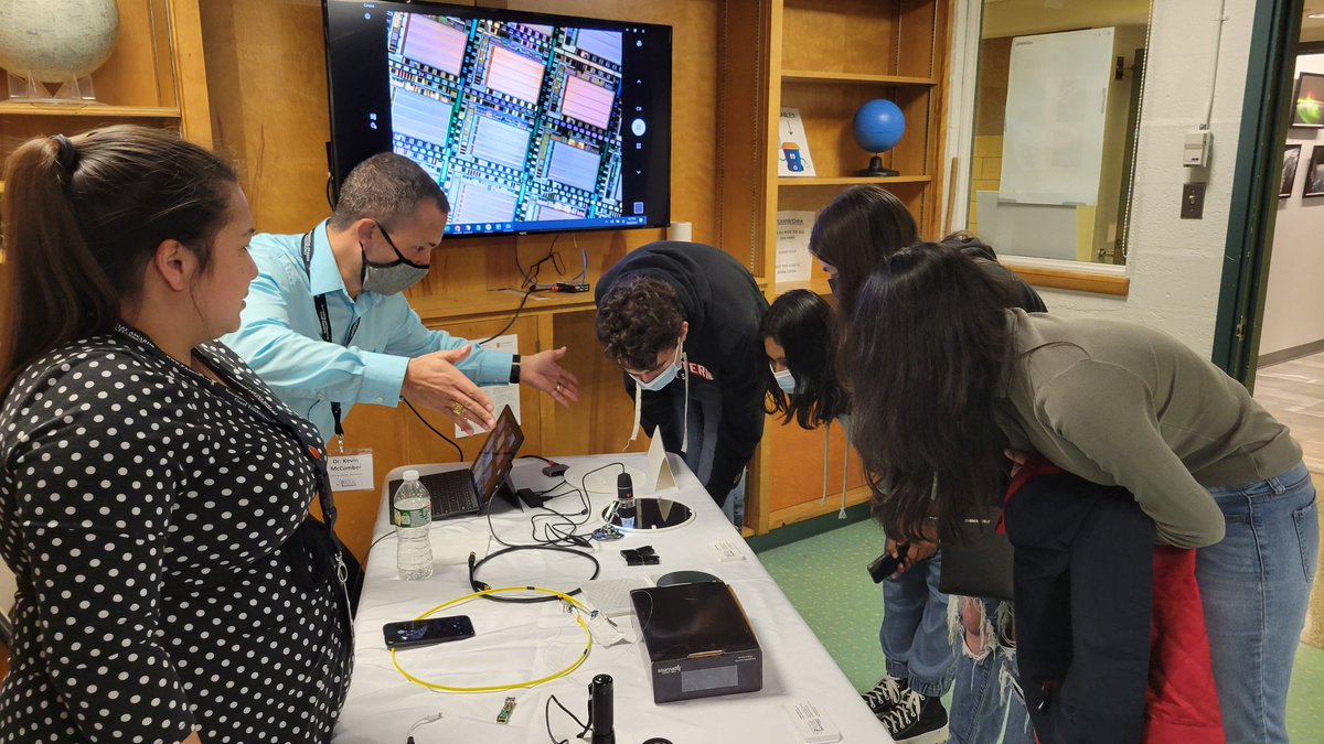McAuliffeCenter's tweet photo. Here @mrscottbot's @HopkintonHS Robotics students learn about how fiber-optic internet works and nanotechnology with Spark Photonics! #MATeacherSTEMFair #MASTEMWeek https://t.co/vnBhybntaq