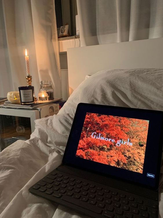 angeIsmuse's tweet photo. candles, gilmore girls and pies. what would i want more? 🥟🕯️🍂 https://t.co/ZoeACgBnrZ