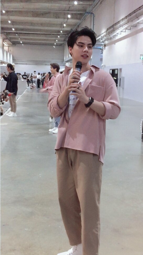 mamarakdeg's tweet photo. เจอครั้งแรกเดินทางไปหาจากตจว.เลยประทับใจมาก หล่อม๊ากทกคคนรักพวกนายเยอะมากจริงๆ เป็นกำลังใจให้กับก้าวต่อไปที่สวยงามนะ @Bossckm_ @Noeul_lee6 @peatwasu @fort_fts  #งานหนังสือxLoveinTheAir https://t.co/w5TdgLky3A