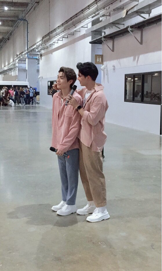 mamarakdeg's tweet photo. เจอครั้งแรกเดินทางไปหาจากตจว.เลยประทับใจมาก หล่อม๊ากทกคคนรักพวกนายเยอะมากจริงๆ เป็นกำลังใจให้กับก้าวต่อไปที่สวยงามนะ @Bossckm_ @Noeul_lee6 @peatwasu @fort_fts  #งานหนังสือxLoveinTheAir https://t.co/w5TdgLky3A