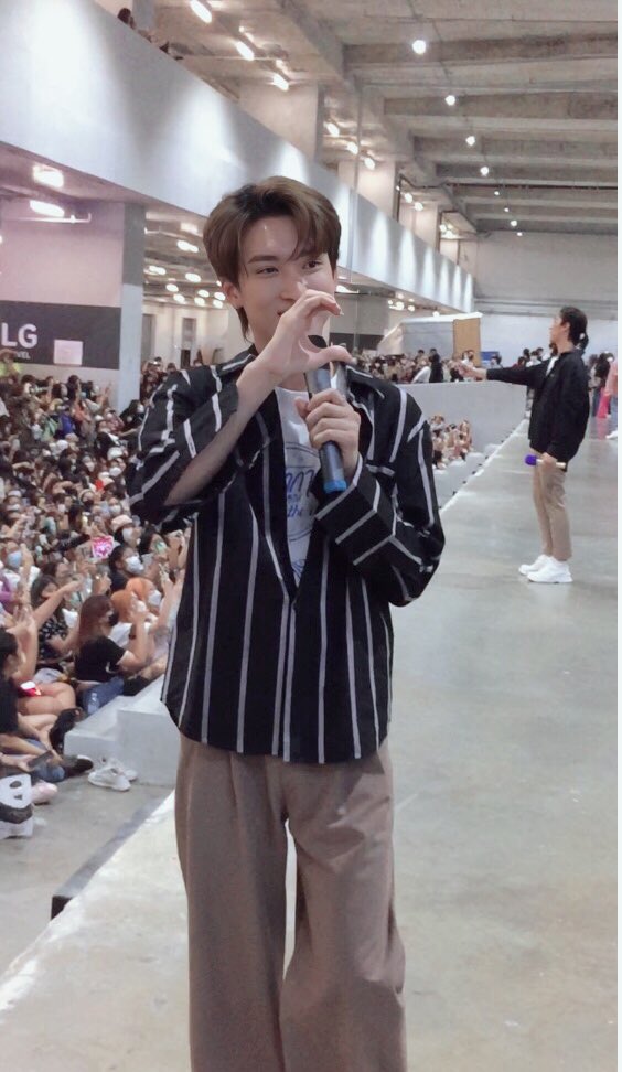 mamarakdeg's tweet photo. เจอครั้งแรกเดินทางไปหาจากตจว.เลยประทับใจมาก หล่อม๊ากทกคคนรักพวกนายเยอะมากจริงๆ เป็นกำลังใจให้กับก้าวต่อไปที่สวยงามนะ @Bossckm_ @Noeul_lee6 @peatwasu @fort_fts  #งานหนังสือxLoveinTheAir https://t.co/w5TdgLky3A