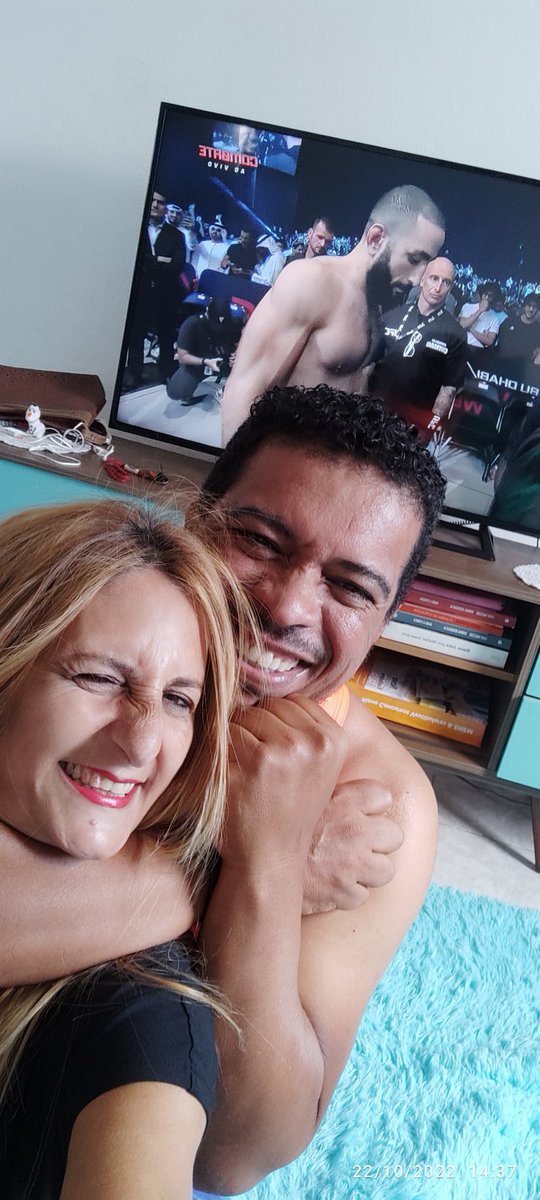 dmatrixx's tweet photo. @combate @UFCBrasil Bora Charles!! Eu e a Nencil assistindo o @combate #UFC280 #CharlesNoCombate https://t.co/GDSuOXDRsT