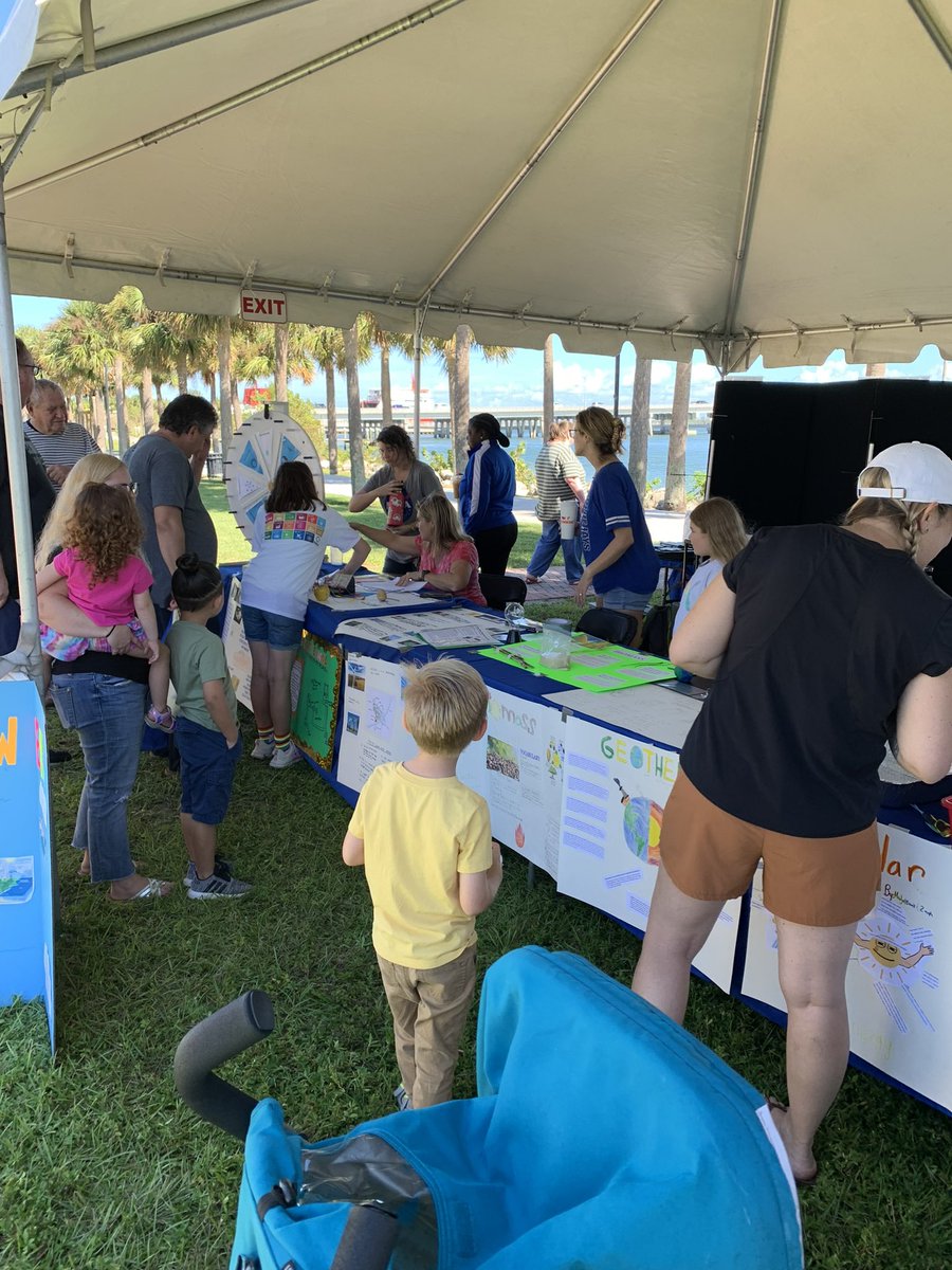 SLPS_Curriculum's tweet photo. It’s a great day for science at the Indian River Lagoon Science Festival! Several schools shared fun activities about science with all ages! #science #irlfestival #sciencerocks  @1SLPS #SLPSCurriculum https://t.co/qWrZrSiN2O