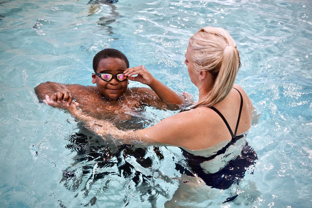 AgnesBun's tweet photo. 64% of Black children don't know how to swim in the US, vs 40% of Caucasian children

@swimupdc provides free weekly classes &amp; taught almost 100 children how to swim

"You can be a Black swimmer," a Howard U competitive swimmer told @vaIgraff and me

https://t.co/fuOUl1TpDD

@AFP https://t.co/DAgh8puoUU