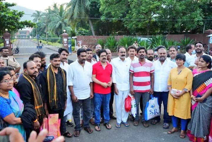 bolisetti_satya's tweet photo. సీన్ అఫ్ అఫెన్స్ లో లేని వాళ్లనీ మంత్రి రోజా గారిపై హత్యా యత్నం చేసారని తప్పుడు కేసులు పెట్టడం మీలో భయాన్నే తెలిపింది!!

జైల్లో పెట్టి @JanaSenaParty నాయకుల మనోధైర్యాన్ని దెబ్బతీయలేకపోయారు, వాళ్ళు రెట్టించిన ఉత్సహంతో అధర్మంపై పోరాడేందుకు సిద్ధంగా ఉన్నారు..

#SaveAPFromYSRCP https://t.co/NQt2yJborX
