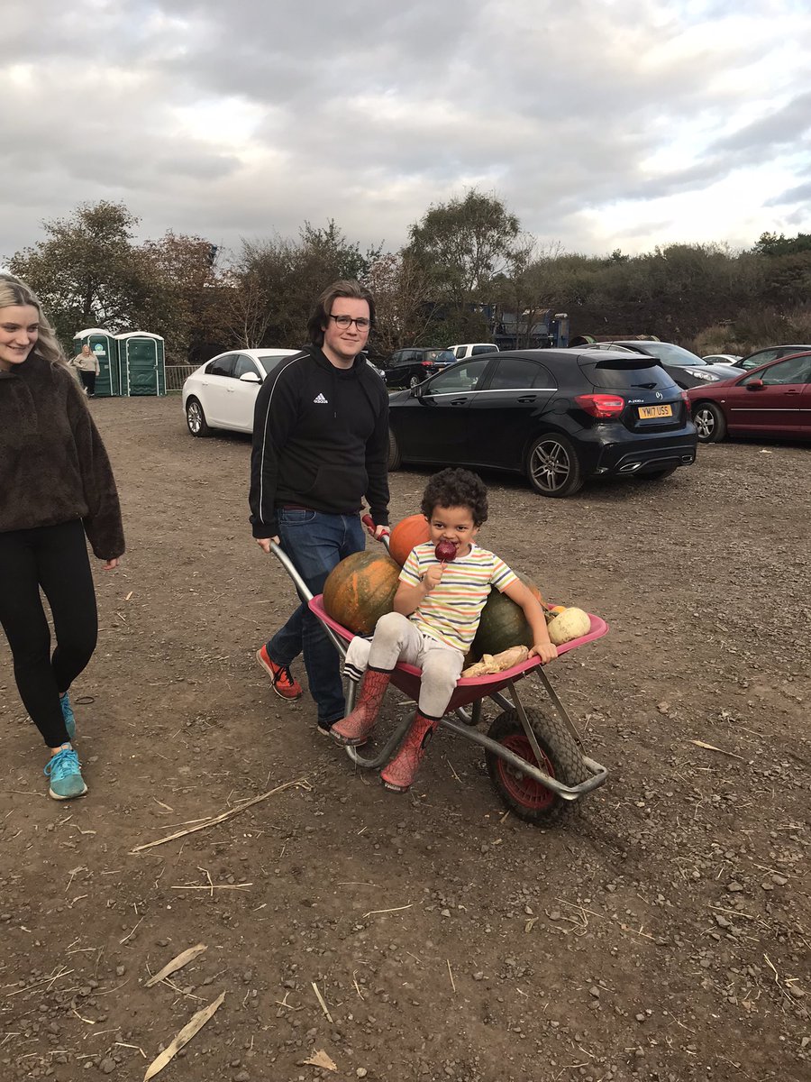 fionnuala83's tweet photo. #pumkinpicking #cornmaize https://t.co/fwbwO8fr5T