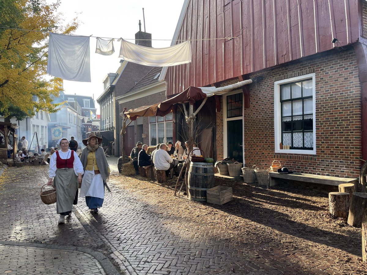 chriszeeven's tweet photo. Top dag in #groenlo met de #slagomgrolle. Om het meest bijzondere van de dag mee te maken, de ochtend, als de re-enacters uit hun tentjes kruipen en vuurtjes aansteken om eieren te bakken. Op tijd aankomen en van genieten. https://t.co/ItRin51hV3