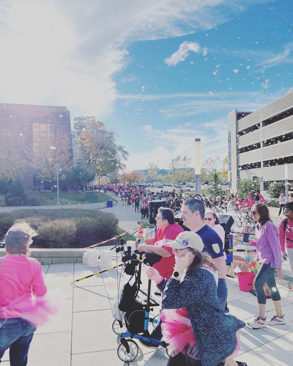 jdmstl's tweet photo. What a great morning in #STL celebrating breast cancer survivors at #MakingStridesSTL https://t.co/qGCZV5AtaW