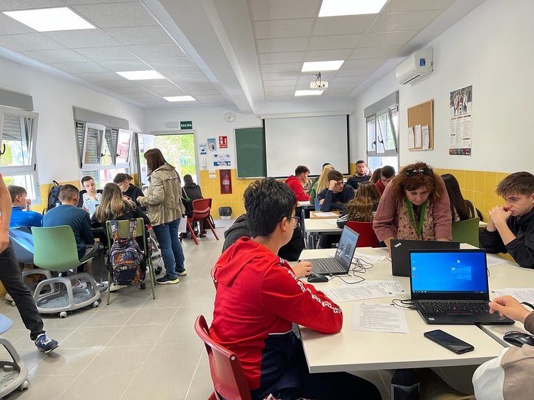 apesclm's tweet photo. #ape del ÍES Alonso Quijano de #QuintanardelaOrden viviendo el #hackathondigitalFP 😍😍😍 #apes_clm #fp @educajccm https://t.co/I2jy6Vsx7h