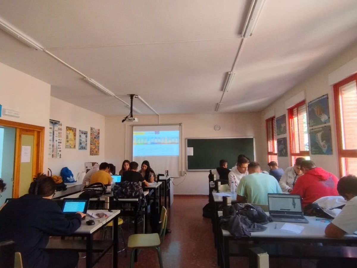 apesclm's tweet photo. #ape del ÍES Alonso Quijano de #QuintanardelaOrden viviendo el #hackathondigitalFP 😍😍😍 #apes_clm #fp @educajccm https://t.co/I2jy6Vsx7h