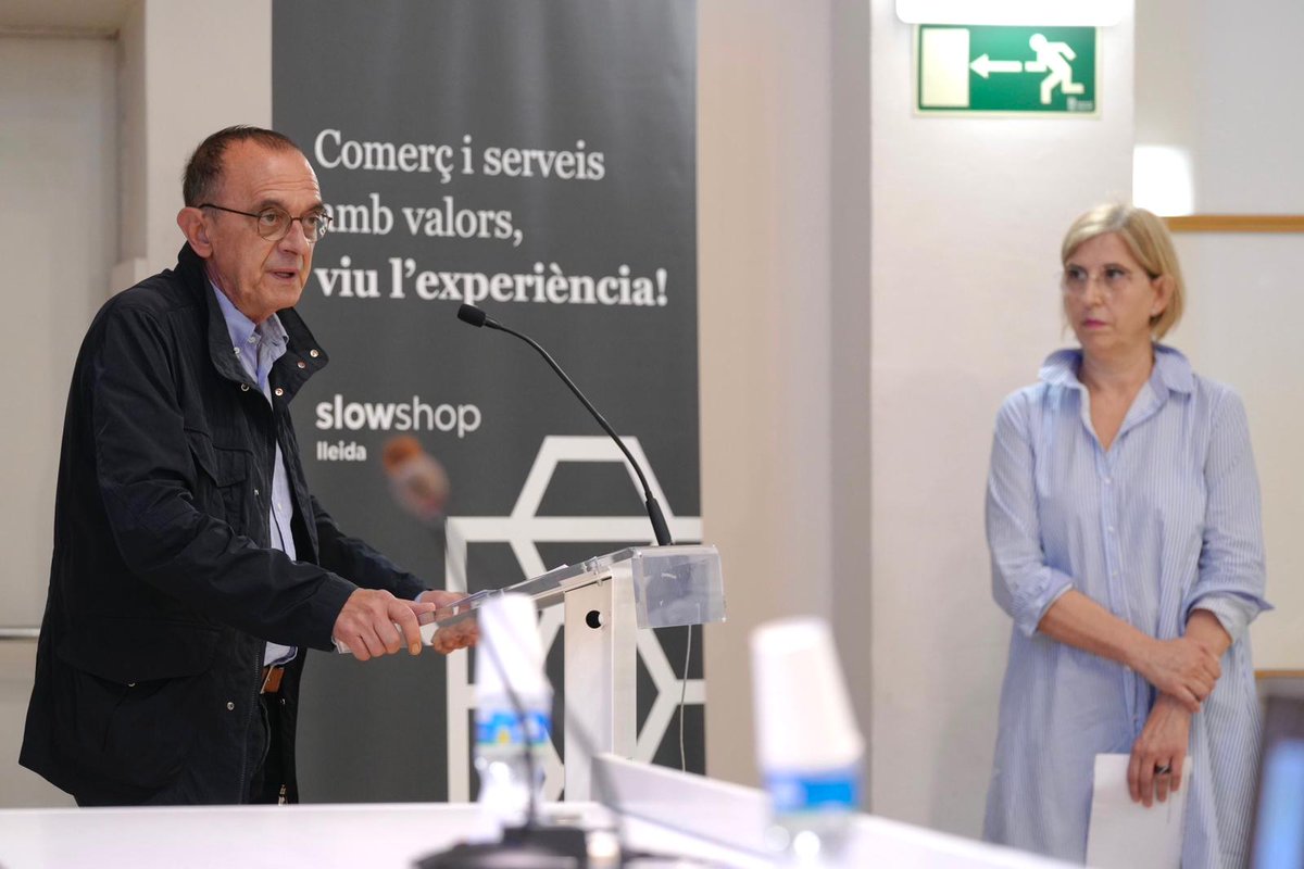 MiquelPueyo's tweet photo. La gestió del temps és una qüestió sobre la qual reflexionar🧐, perquè és important per a nosaltres, per als nostres infants i per a tothom. Avui ho hem pogut fer a la conferència "Més temps per a viure millor"🕥, en la cloenda de la jornada que ha organitzat @slowshoplleida🔝 https://t.co/Q98rKMqHZ5