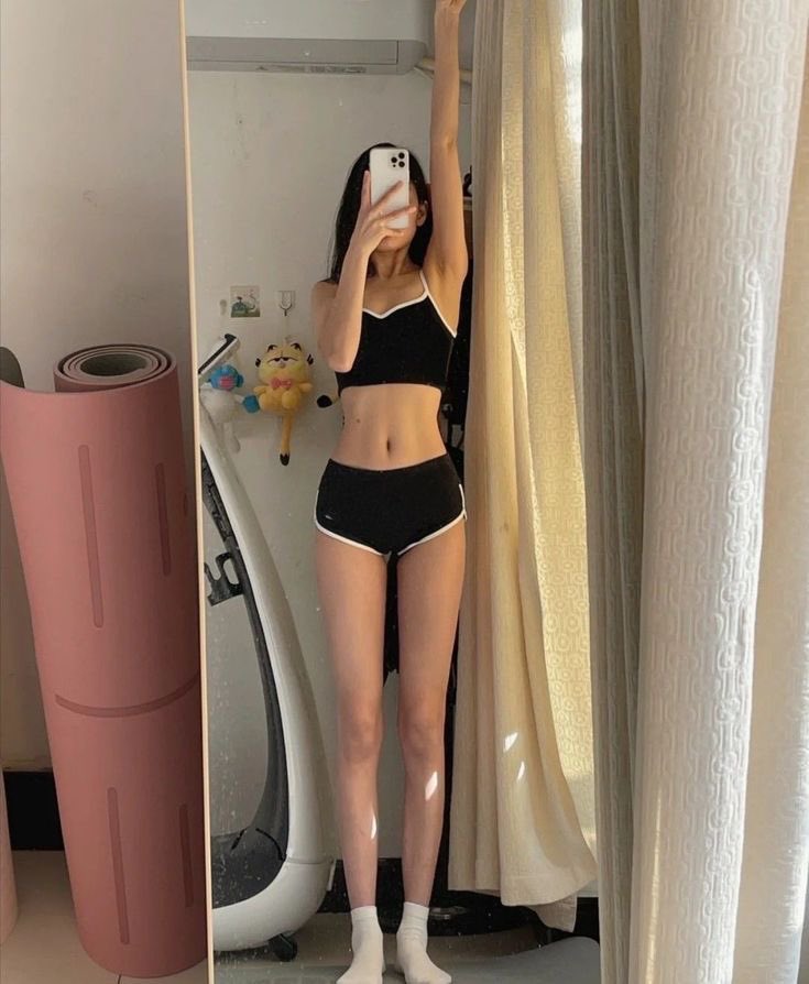 iluvme990's tweet photo. •What I eat vs How I want to look• Pictures donor belong to me except chips #coquette #edtwt https://t.co/cFraKb0gC2