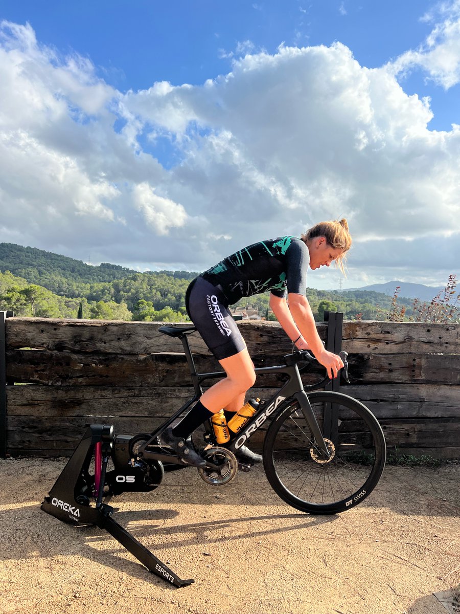 orekatraining's tweet photo. 👉 Levántate y esprinta 🚴💨

Gracias a la tecnología de Oreka podrás entrenar al 💯% sin riego de sufrir lesiones comunes de rodillo. 

#OrekaTraining #OrekaO5RC https://t.co/3DatOW5rmr