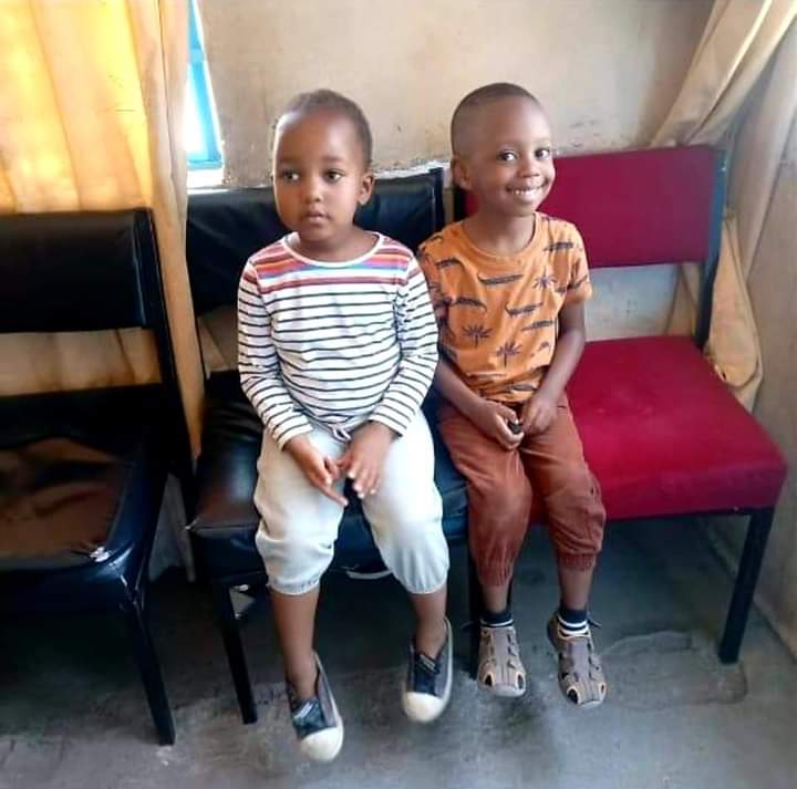 TheKaslim's tweet photo. Stranded kids were found and taken to Total Donholm police station.
Share till parents are found. https://t.co/mNTw5rPqpp