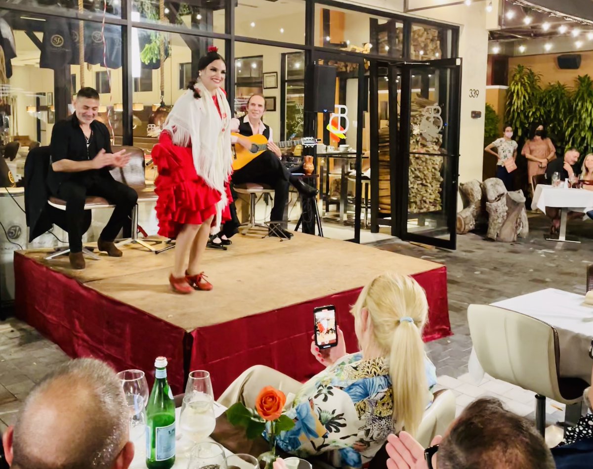 Dine outdoors with live flamenco show this weekend! 💃 - eepurl.com/ibZ1X1