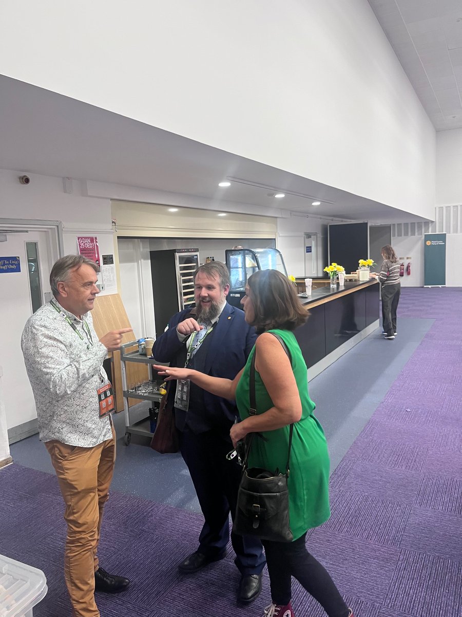 Our CEO spoke with @LeanneWood & @PeredurPlaidAS at the @Plaid_Cymru conference. They spoke on drug consumption rooms (#DCRs) & @mblakebrough62 explained that we need to implement DCRs as they are a matter of health policy, therefore @WelshGovernment must take this seriously.