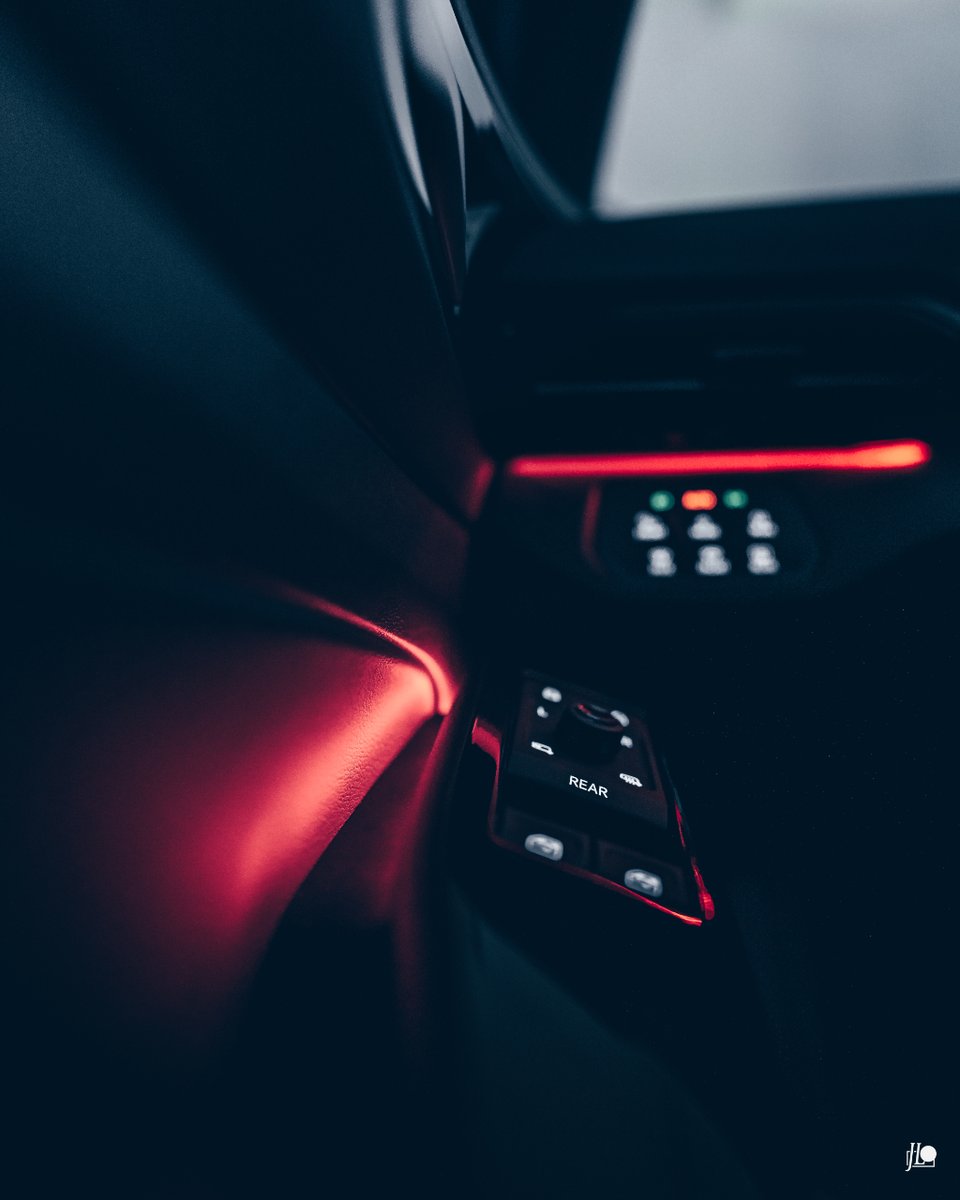 vwcanarias's tweet photo. Adentrémonos en el futuro ⚡

Tu Volkswagen ID.4 ilumina suavemente el interior del vehículo para que disfrutes de un viaje relajado 💡

#Volkswagen #ID4 #HolaID #VWCanarias https://t.co/aIKNvPs05a