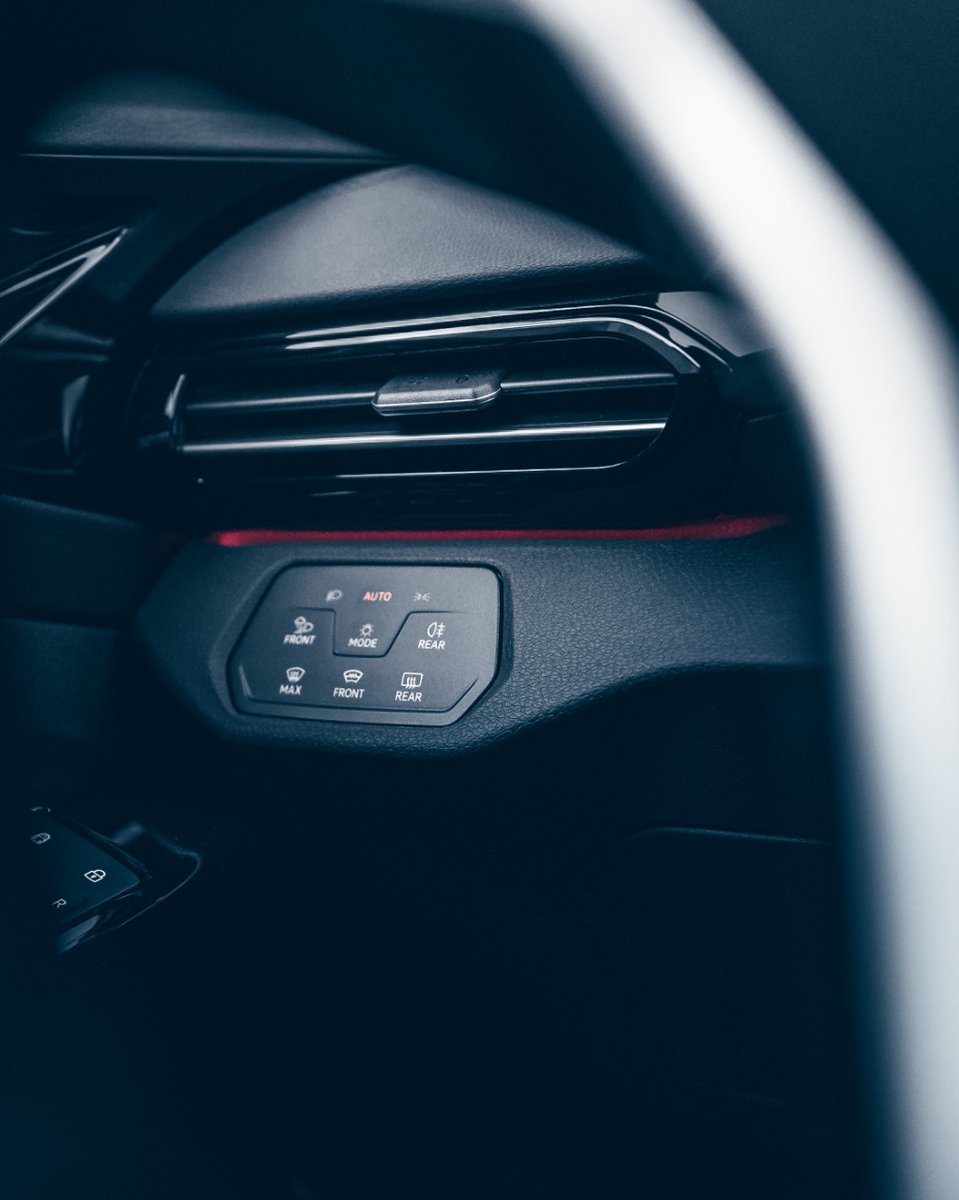 Adentrémonos en el futuro ⚡ Tu Volkswagen ID.4 ilumina suavemente el interior del vehículo para que disfrutes de un viaje relajado 💡 #Volkswagen #ID4 #HolaID #VWCanarias