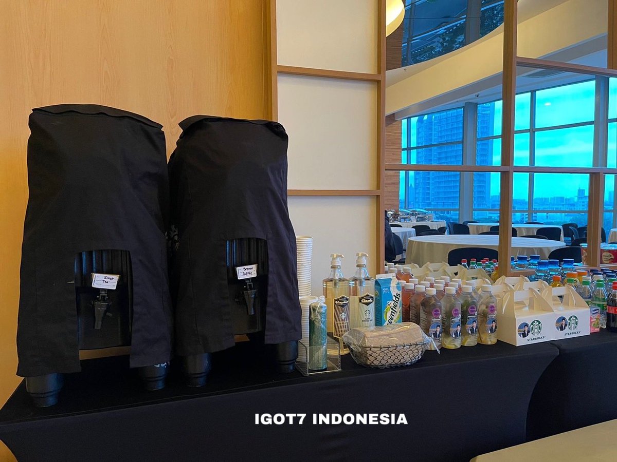GOT7_IIU's tweet image. 💚Food support for JAY B Tape Press Pause World Tour in Jakarta from IGOT7 Indonesia💚

We deliver the food support consists of assorted popular Indonesian snacks, coffee and drink refreshments for JAY B, his team, and also for Jonghan. 

#JAYBWorldTourinjakarta #JAYBInJKT #JAYB