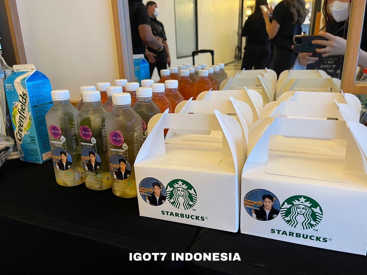 GOT7_IIU's tweet image. 💚Food support for JAY B Tape Press Pause World Tour in Jakarta from IGOT7 Indonesia💚

We deliver the food support consists of assorted popular Indonesian snacks, coffee and drink refreshments for JAY B, his team, and also for Jonghan. 

#JAYBWorldTourinjakarta #JAYBInJKT #JAYB