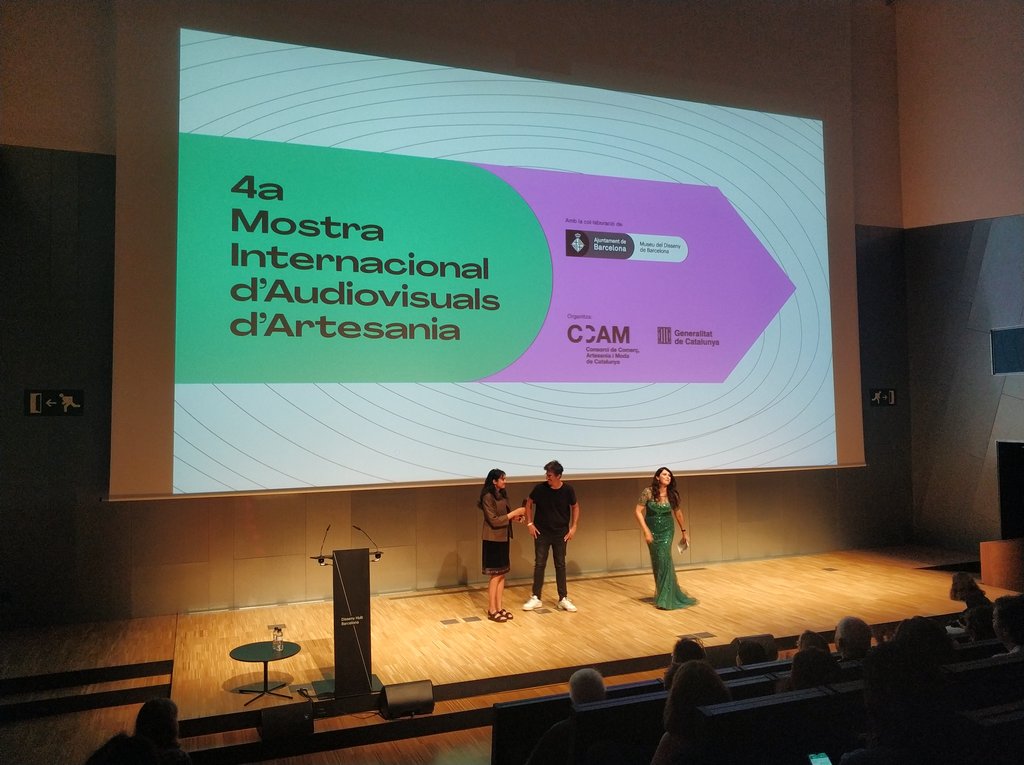 d_LopezAlvarez's tweet photo. En la 4a Mostra Internacional d'#AudiovisualsArtesania acompañando a estudiantes de @iedbarcelona, que durante semanas han ido de la mano de un artesano para combinar nuevas tecnologías con tradición. Hoy, resumido en una videocreación de @jordicusso. https://t.co/TPBqPUeGpA