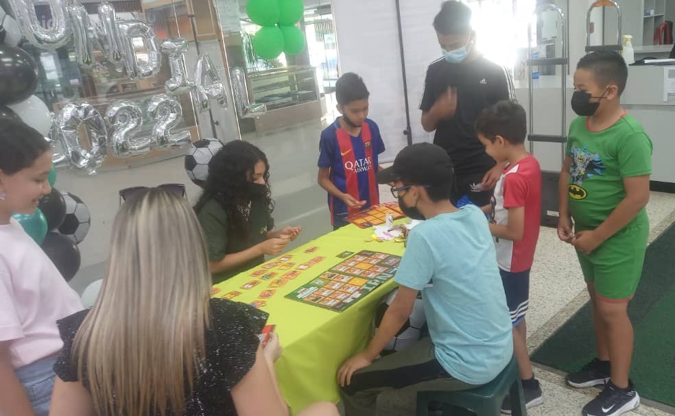 LocatelVzla's tweet photo. En Barquisimeto la pasión del Mundial y la #promocambiazolocatel se viven en Locatel #Obelisco y #Capanaparo. A un afortunado le salió el sticker extra de #Messi 🤩😎 https://t.co/CeKVYGHIcM