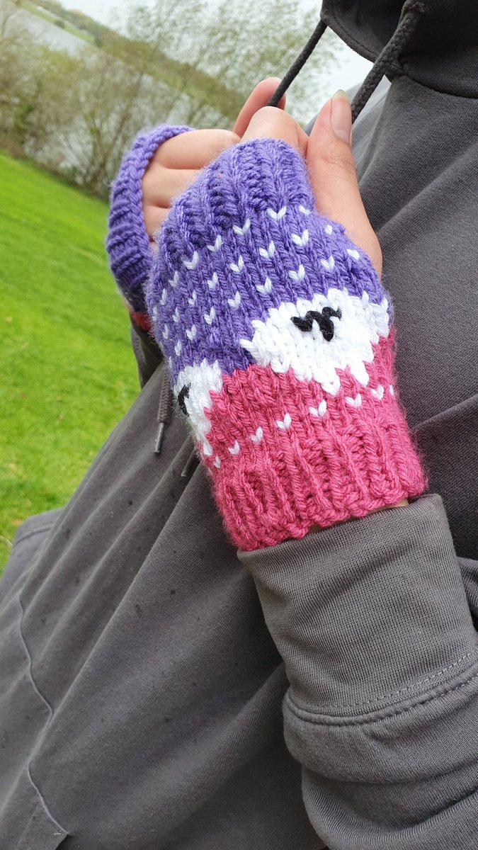 LouiseWalton78's tweet photo. Evening #networkwiththrive I have added my hand knitted "La Neve" wristwarmers In pink &amp; purple to my website..I also knit them in 3 other colours 🐑💜🐏💚🐑🧡🐏💙
https://t.co/YB9EEW2Nac https://t.co/9yFCm2q4pq