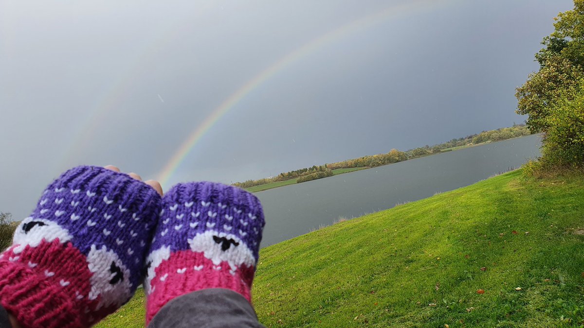 LouiseWalton78's tweet photo. Evening #networkwiththrive I have added my hand knitted "La Neve" wristwarmers In pink &amp; purple to my website..I also knit them in 3 other colours 🐑💜🐏💚🐑🧡🐏💙
https://t.co/YB9EEW2Nac https://t.co/9yFCm2q4pq