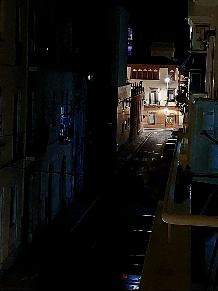 Verobita's tweet photo. 🔈Ara, dissabte 22 Oct 20h. Es pot saber pq el c Pau del Protectorat està  altra vegada, a les fosques? 
Cap gràcia caminar per aquí, ni ara ni després, quan sigui mes tard! SI US PLAU @TGNAjuntament , vols fer el favor, ja?❗️❗️ SEGURETAT❗️
Em treu de polleguera @guardia_urbana https://t.co/rgBUC8jBXc