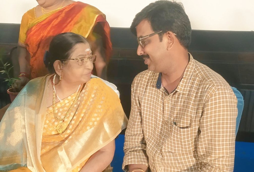 bharath1's tweet photo. Bliss. A leisure chat with melody queen #PSusheela at the annual Deepavali meet of Tamil Movie Journalists Association today. #TMJA https://t.co/FIyGQW0uWE