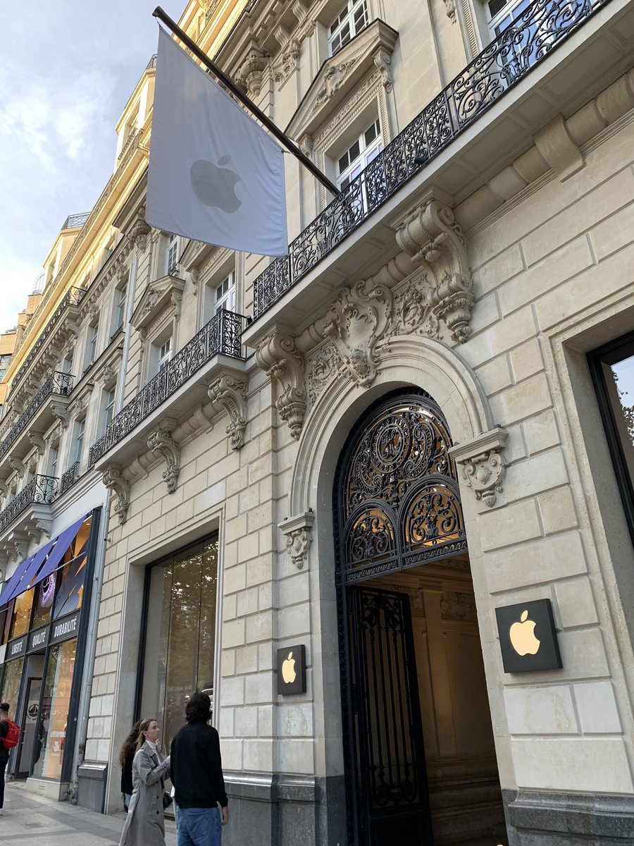 Francois_Remi's tweet photo. Petite visite aujourd’hui à l’Apple Store des Champs Élysée ! https://t.co/kouah8VTAD