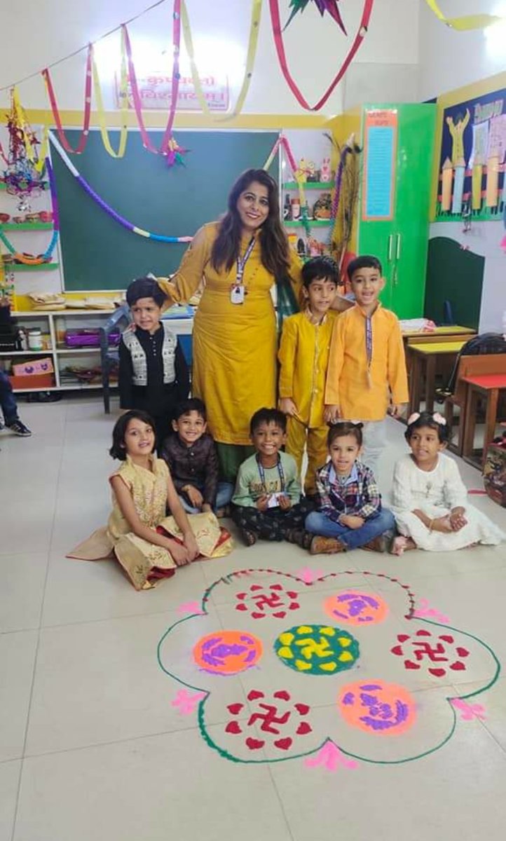 ShivShishu's tweet photo. #SHISHU_VATIKA
#Rangoli_Making_Activity
#Happines
#Work_together
#Creativity
#Confidence https://t.co/qT2D5GDinZ